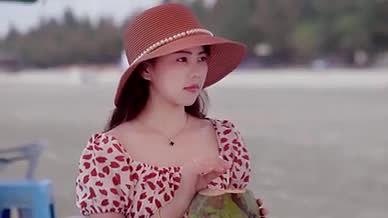 实拍夏季标志性场景女孩在海边喝椰汁画面视频的预览图